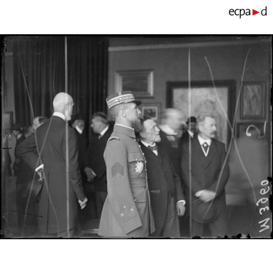 Paris, musée des Arts décoratifs, inauguration d'art Marocain par le général Gouraud. [légende d'origine]