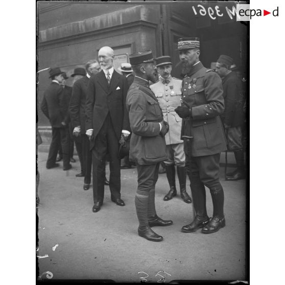 Paris, musée des Arts décoratifs, inauguration d'art Marocain par le général Gouraud. [légende d'origine]
