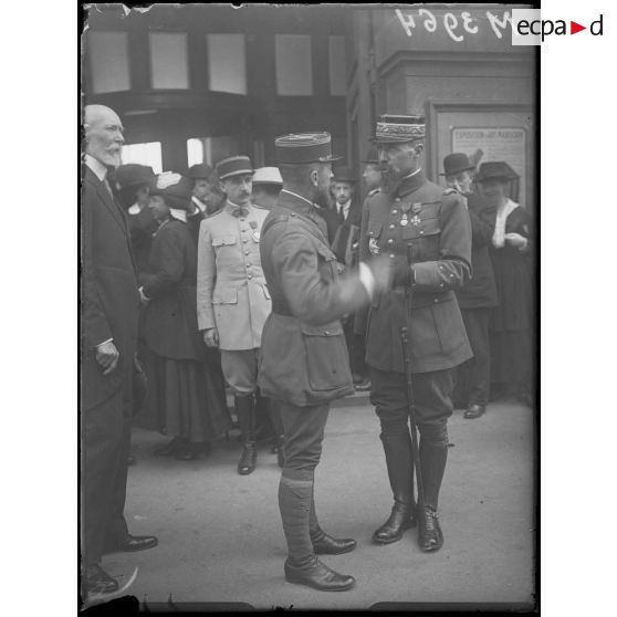 Paris, musée des Arts décoratifs, inauguration d'art Marocain par le général Gouraud. Le départ du général. [légende d'origine]