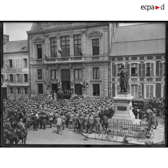 Ham, le 14 juillet 1917, la place de l'hôtel de ville pendant le discours de M. Viviani. [légende d'origine]