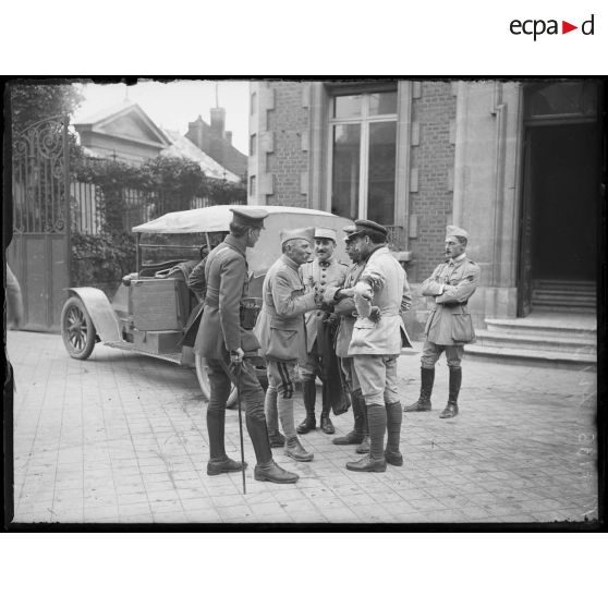 Ham, les correspondats de guerre et le général de Maud'huy devant son quartier général. [légende d'origine]