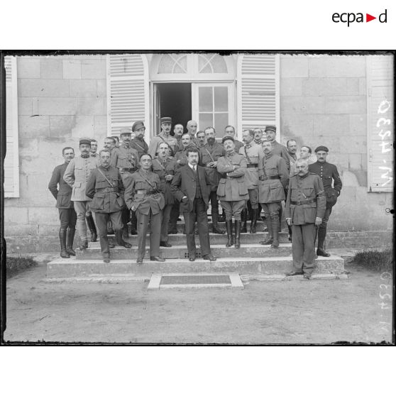 Château d'Offémont, près de Compiègne, M. le ministre de la guerre au milieu des correspondants de guerre. [légende d'origine]