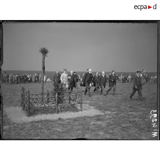 Anniversaire de la bataille de la Marne, M. Poincaré et ses ministres arrivent sur le terrain de la Fère-Champenoise. [légende d'origine]