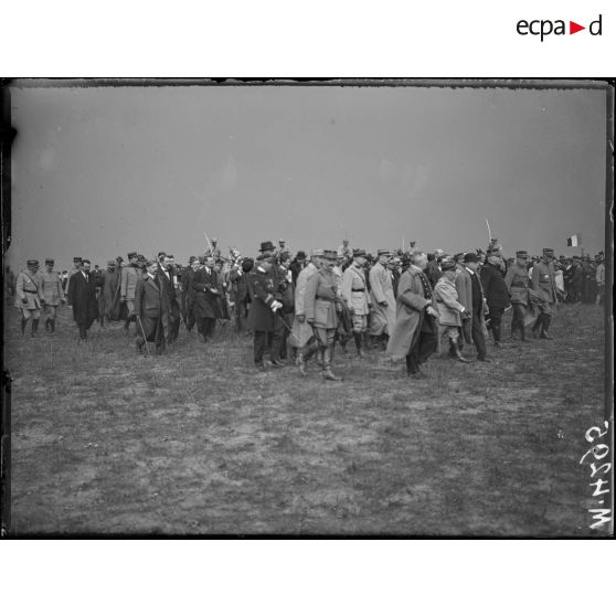 Fère-Champenoise, le cortège officiel sur le terrain. [légende d'origine]