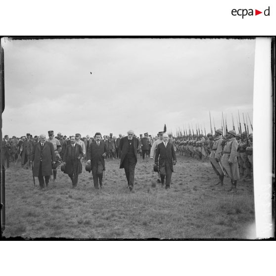 Fère-Champenoise, messieurs Poincaré, Ribot et Painlevé passant les troupes en revue. [légende d'origine]