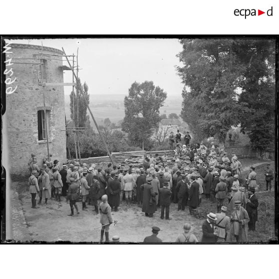 Mondement, le cortège officiel au château de Mondement. [légende d'origine]