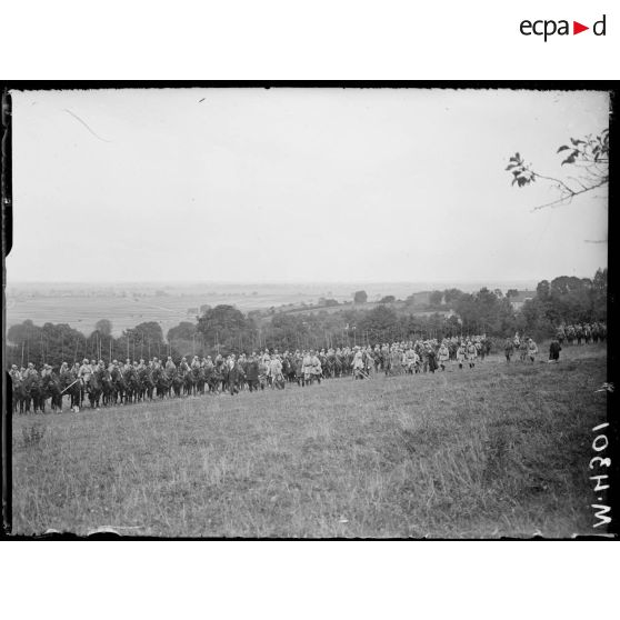 Mondement, M. Poincaré passant la revue des troupes à Mondement. [légende d'origine]