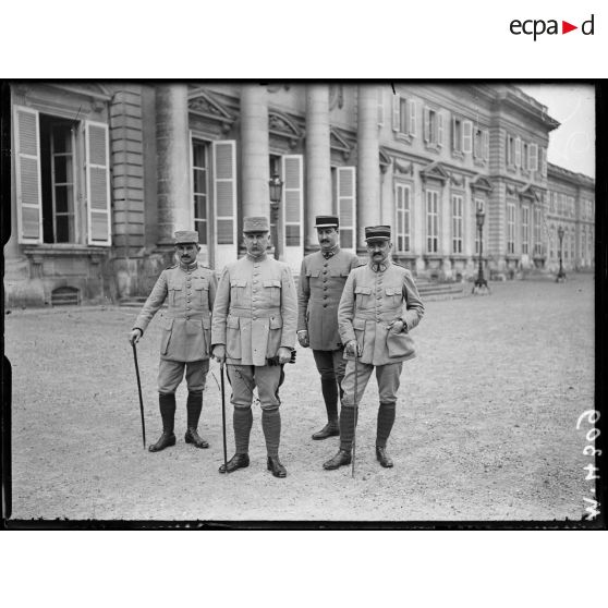Compiègne, le général Pétain entouré de ses collaborateurs. [légende d'origine]