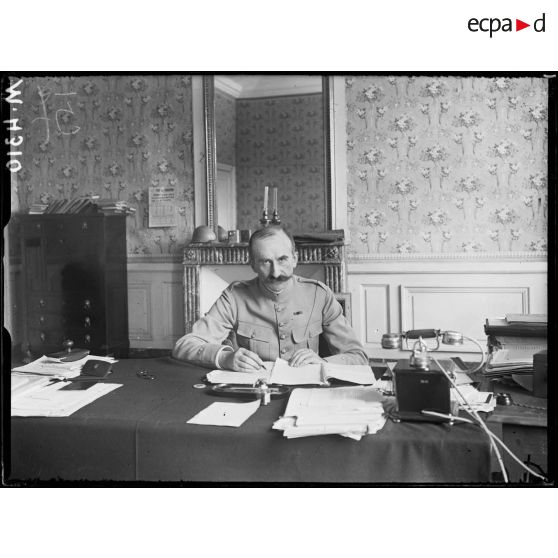 Compiègne, membres de l'état-major du général Pétain. [légende d'origine]