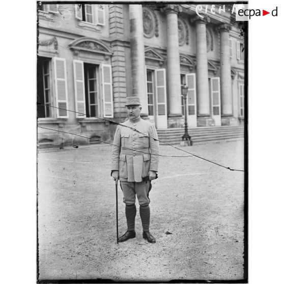 Compiègne, le général Pétain dans les jardins du château. [légende d'origine]