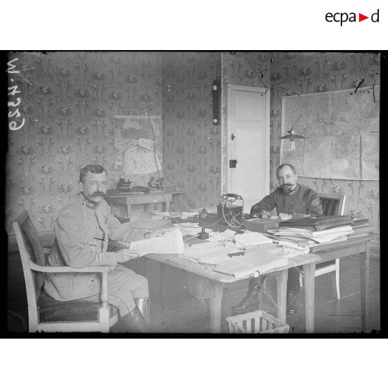 Compiègne, membres de l'état-major du général Pétain. [légende d'origine]