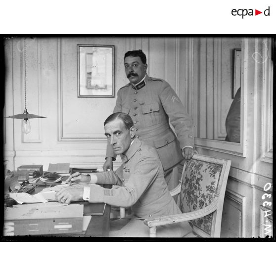 Compiègne, commandant et son assistant au quartier général des Armées du Nord et du Nord-Est. [légende d'origine]