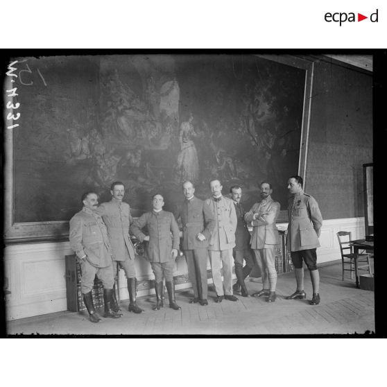 Compiègne, membres de l'état-major du général Pétain. [légende d'origine]
