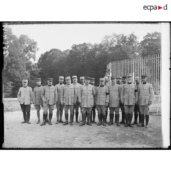 Compiègne, membres de l'état-major du général Pétain. [légende d'origine]