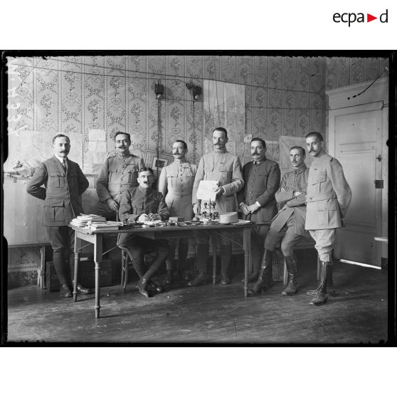 Compiègne, membres de l'état-major du général Pétain. [légende d'origine]