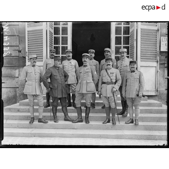Compiègne, membres de l'état-major du général Pétain. [légende d'origine]