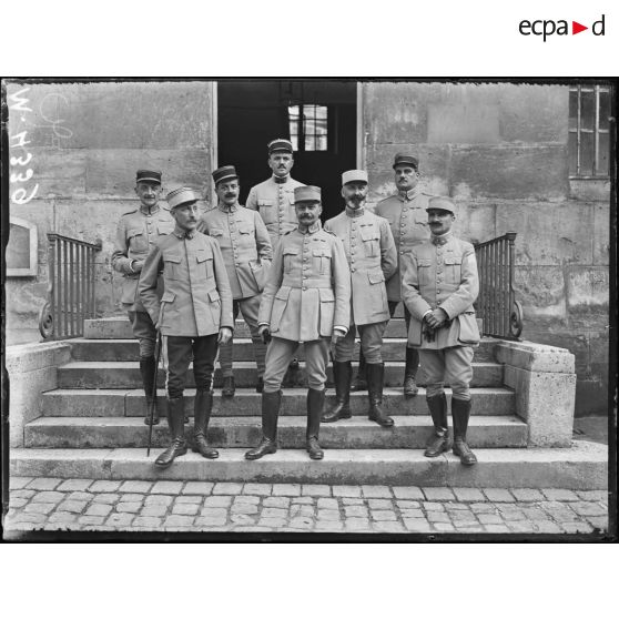 Compiègne, membres de l'état-major du général Pétain. [légende d'origine]