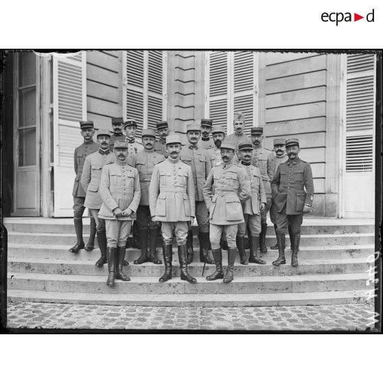 Compiègne, membres de l'état-major du général Pétain. [légende d'origine]