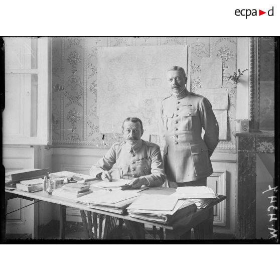 Compiègne, un colonel est son assistant au quartier général des Armées du Nord et du Nord-Est. [légende d'origine]