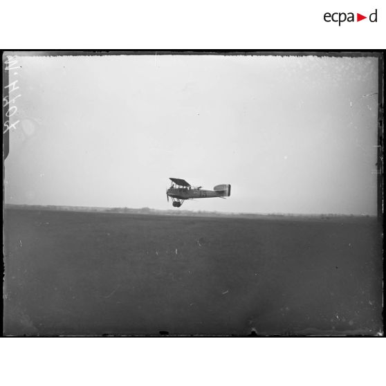 Villeneuve (Marne). Camp d'aviation. Appareil Bréguet de bombardement en vol. [légende d'origine]