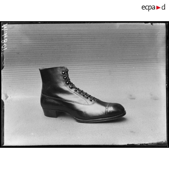 Paris, Maison Monteux (chaussures Raoul). Chaussures nationales pour homme (vendue 28,50 frs). [légende d'origine]