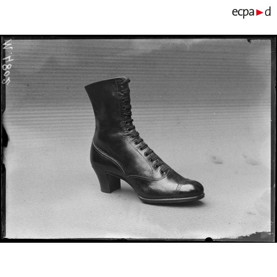 Paris, Maison Monteux (chaussures Raoul). Chaussures nationales pour femme (vendue 23 frs). [légende d'origine]