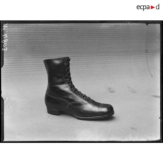 Paris, Maison Monteux (chaussures Raoul). Chaussures nationales pour enfant (vendue 18 frs). [légende d'origine]