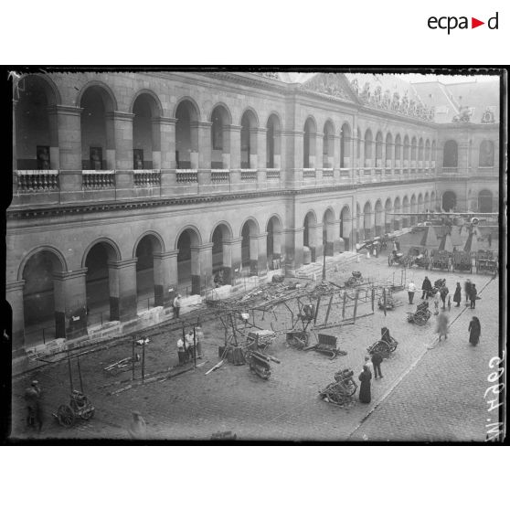 Paris, cour des Invalides, débris d'un Gotha allemand abattu à Etrepilly (Marne) au retour d'un raid sur Paris. [légende d'origine]
