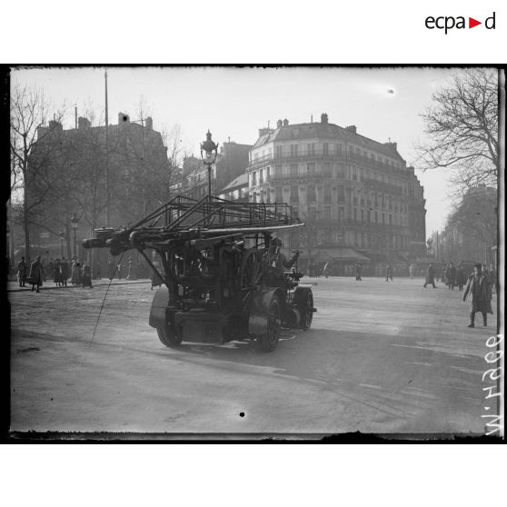 Paris, bombardement par canon. Place de la République, pompiers sonnant la "breloque" [légende d'origine]