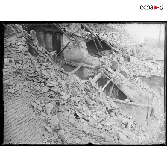 Paris, bombardement par canon. Dégâts 13 avenue de Flandre. [légende d'origine]