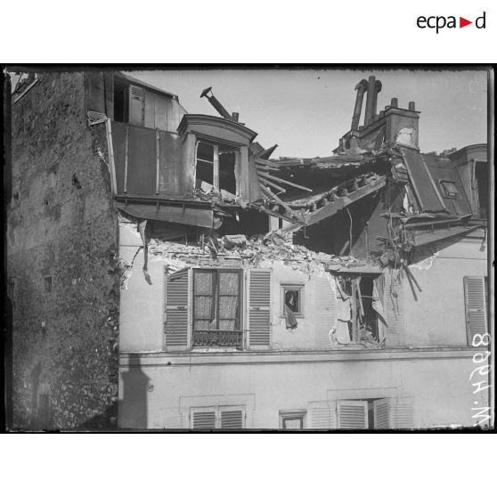 Paris, bombardement par canon. Dégâts 57 rue Legouvé. [légende d'origine]