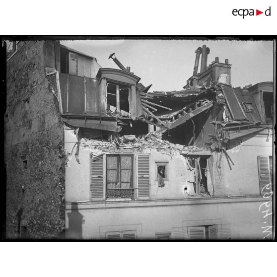 Paris, bombardement par canon. Dégâts 57 rue Legoivre. [légende d'origine]
