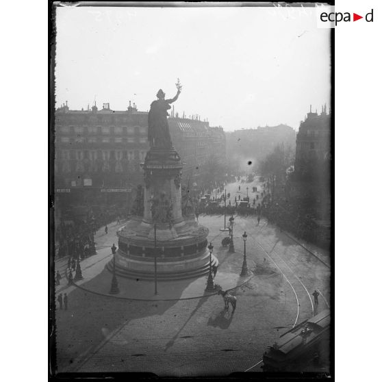 Paris, bombardement par canon. Trou d'obus place de la République. [légende d'origine]