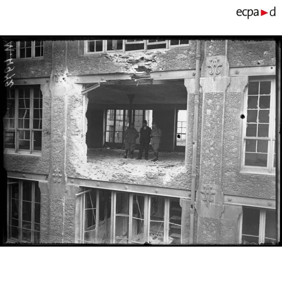 Paris, bombardement par canon. Dégâts à l'usine Leroy rue Château-Landon. [légende d'origine]