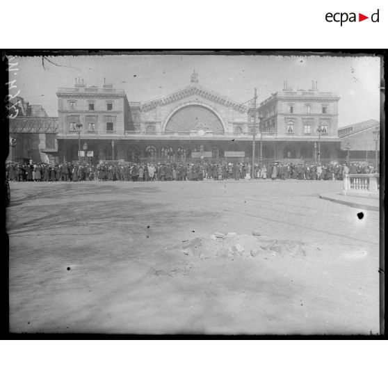 Paris, bombardement par canon. Dégâts devant la gare de l'Est. [légende d'origine]