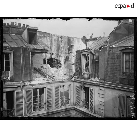 Paris, bombardement par canon. Dégâts au 45 rue de la Victoire. [légende d'origine]