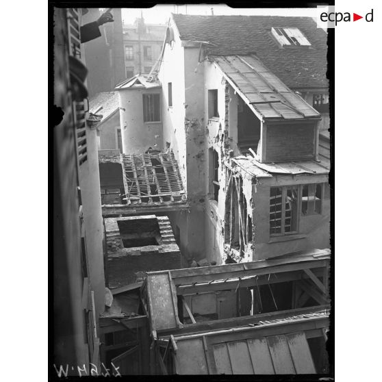 Paris, bombardement par canon. Dégâts au 40 rue Saint-Maur. [légende d'origine]