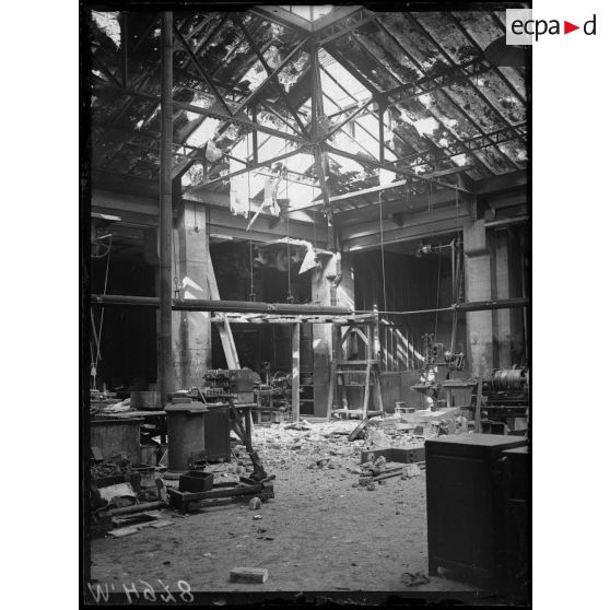 Paris, bombardement par canon. Dégâts à l'usine Bariquant rue Oberkampf. [légende d'origine]