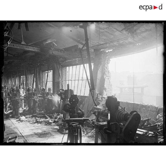 Paris, bombardement par canon. Dégâts à l'usine Bariquant rue Oberkampf. [légende d'origine]