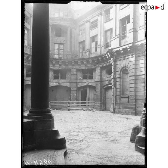 Paris, bombardement par canon. Dégâts à l'hôtel de Beauvais, rue François Miron. [légende d'origine]