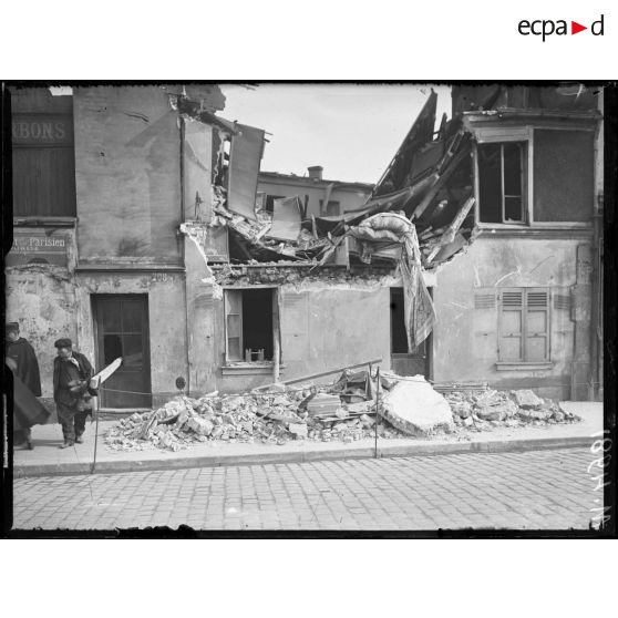 Paris, bombardement par canon. Dégâts au 208 quai Jemmapes. [légende d'origine]