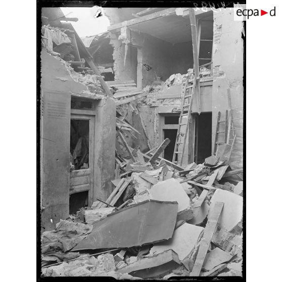 Paris, bombardement par canon. Dégâts au 208 quai Jemmapes. [légende d'origine]