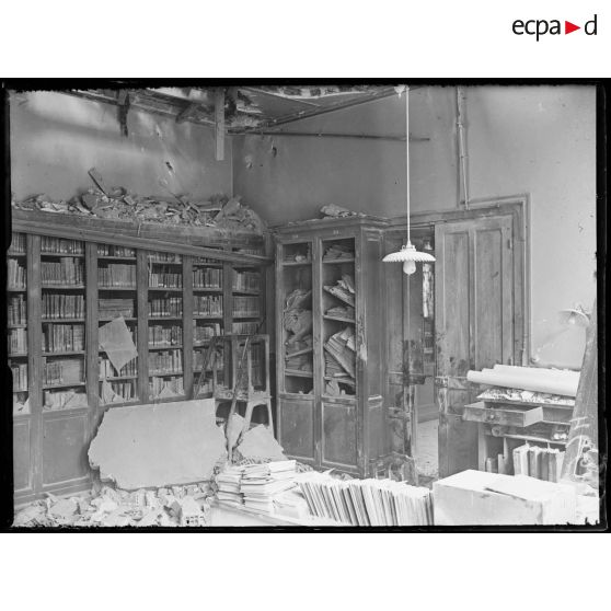 Paris, bombardement par canon du 24 mars 1918, dégâts rue Saint-Jacques au lycée Louis-le-Grand. [légende d'origine]