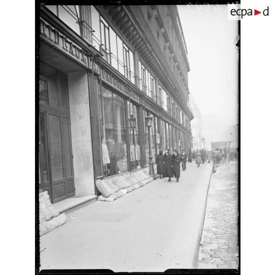 Paris, travaux de protection au magasin du Louvre, les soupiraux bouchés avec des sacs de terre. [légende d'origine]