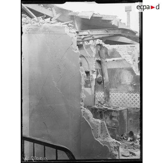 Paris, bombardement par canon du 24 mars 1918, dégâts 109 rue Manin. [légende d'origine]