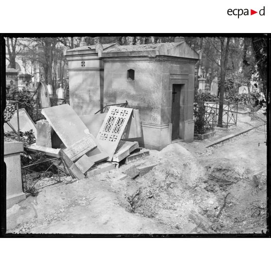 Paris, bombardement par canon du 25 mars 1918, obus tombé au Père Lachaise, allée de la Citerne. [légende d'origine]