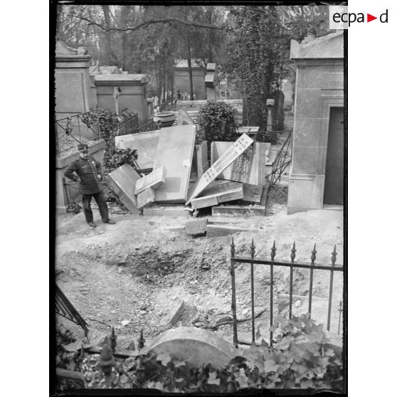 Paris, bombardement par canon du 25 mars 1918, obus tombé au Père Lachaise, allée de la Citerne. [légende d'origine]
