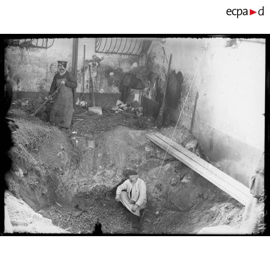 Paris, bombardement par canon du 14 avril 1918. Dégâts 15 rue de Lyon. [légende d'origine]