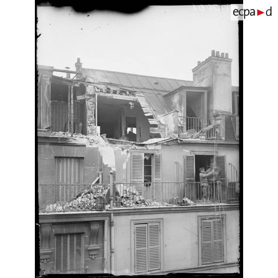Paris, bombardement par canon du 14 avril 1918. Dégâts 125 rue de Crimée. [légende d'origine]