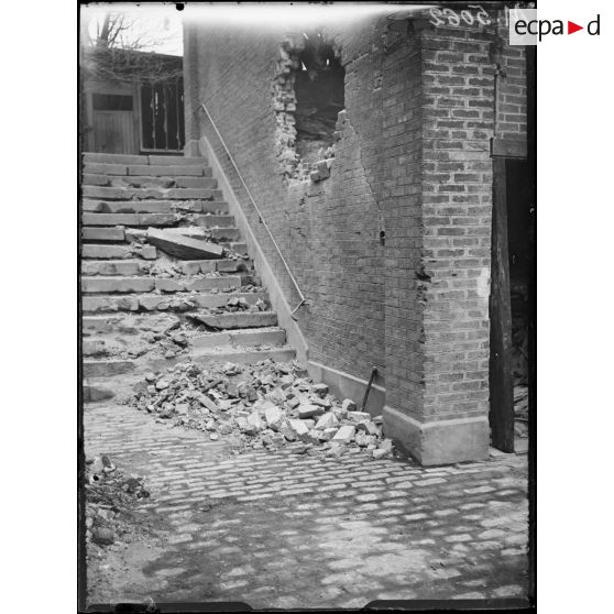 Paris, bombardement par canon du 14 avril 1918. Dégâts au 72 rue Botzaris. [légende d'origine]